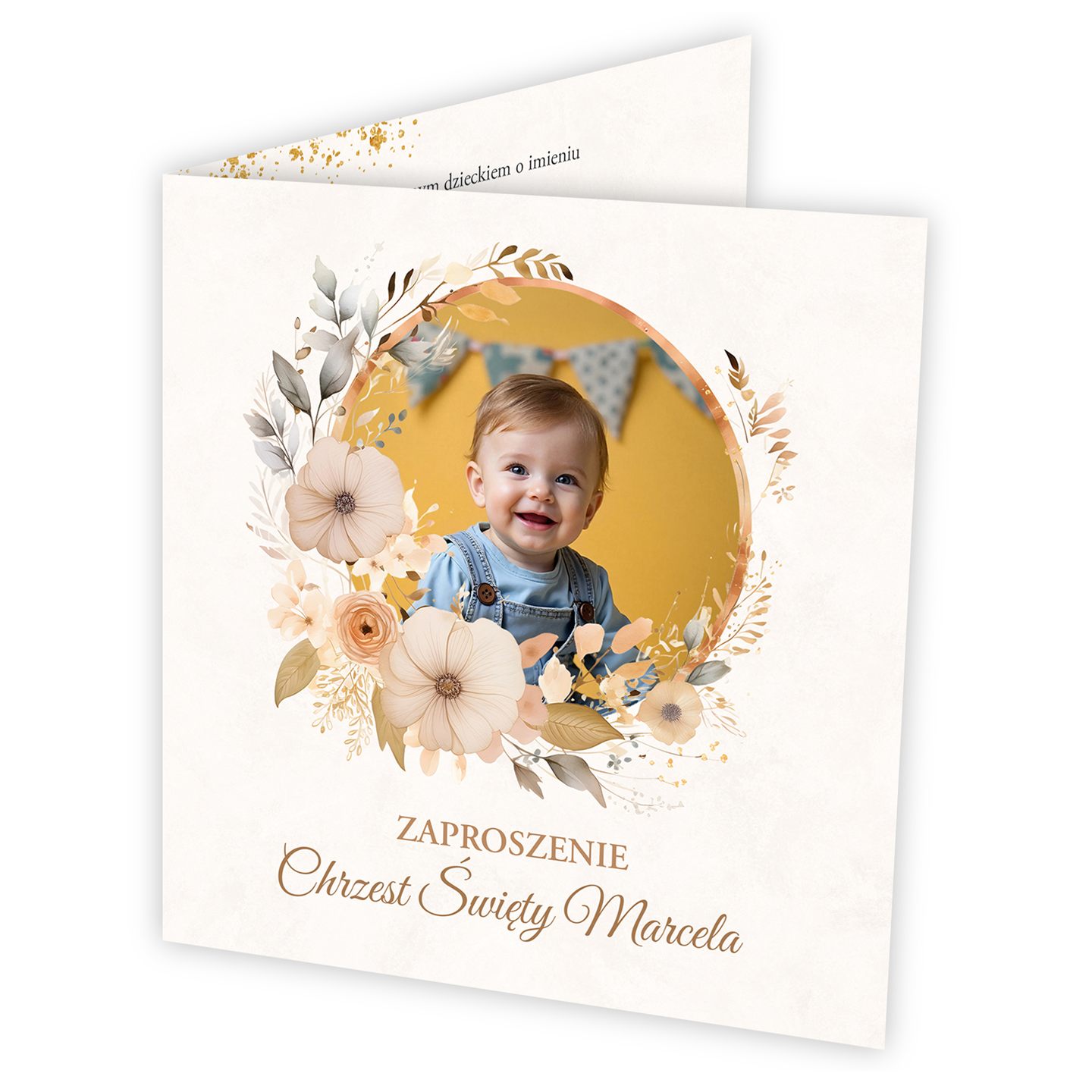 Otwierane zaproszenie 13x13 cm z okrągłym zdjęciem dziecka w wieńcu z akwarelowych kwiatów, napis ZAPROSZENIE Chrzest Święty Marcela